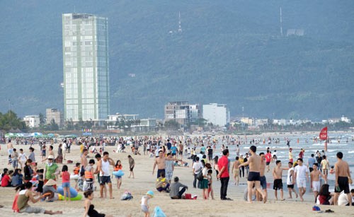 My Khe Beach in Da Nang City is crowded with heat evaders (Photo: SGGP)